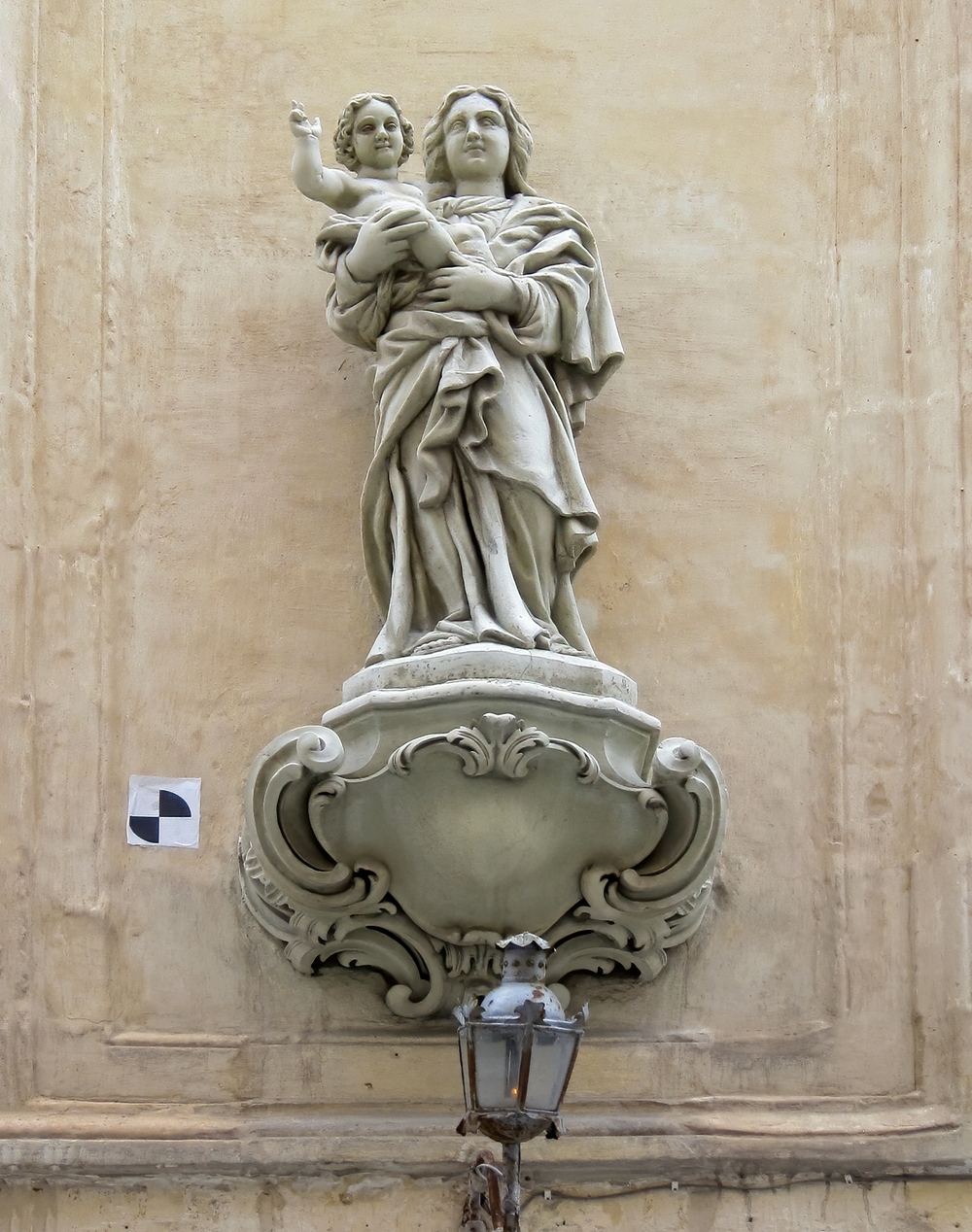 Statue_of_the_Madonna