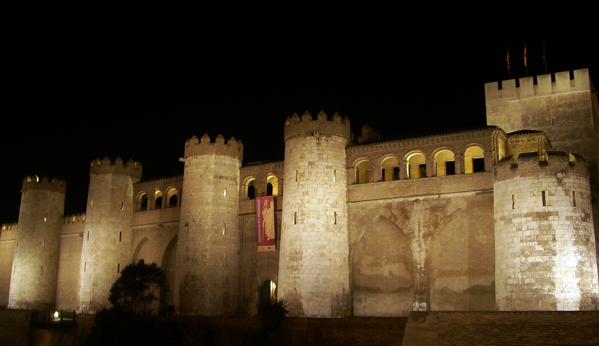 Fachada_Aljaferia_nocturna